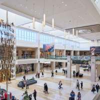 Southdale-Center_Interior-Hero_Center-Court_Aritzia_Kendra-Scott_2025_web